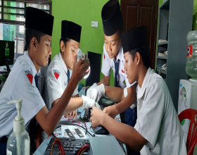 PERAKITAN KOMPUTER DI MTS IHYAUL ULUM: BELAJAR DAN BERKARYA DI ERA DIGITAL