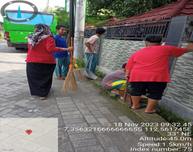 AKSI BERSIH-BERSIH SELOKAN DAN DRAINASE DI LINGKUNGAN MADRASAH: MEWUJUDKAN LINGKUNGAN SEHAT DAN BEBAS BANJIR